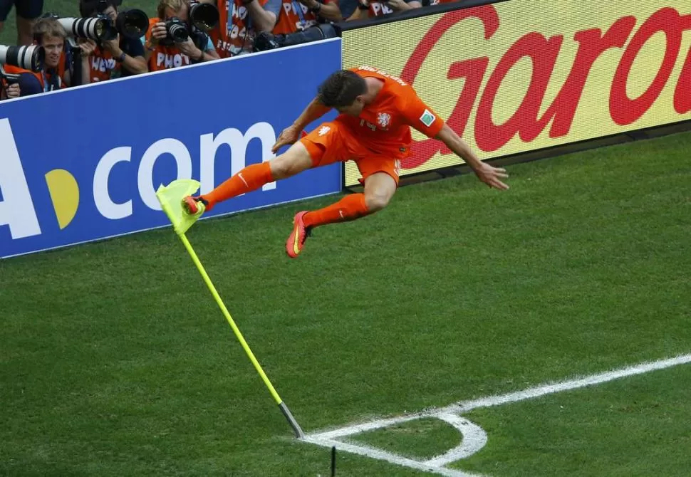 LO GRITÓ CON TODO. Klaas Jan Huntelaar ejecutó con clase el penal y lo gritó a los cuatro vientos. El delantero había ingresado minutos antes por Robin van Persie. 