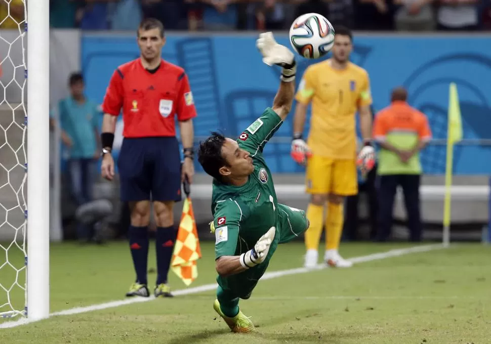 MANO DE ORO. Navas ataja con su izquierda el cuarto penal de Grecia y le permite así a Umaña sentenciar la serie a su favor y avanzar a la etapa de cuartos de final.  