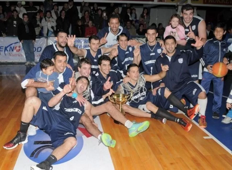 UNA FIESTA. Los correntinos en plena celebración del título. En la final derrotaron a Santa Fe. 
