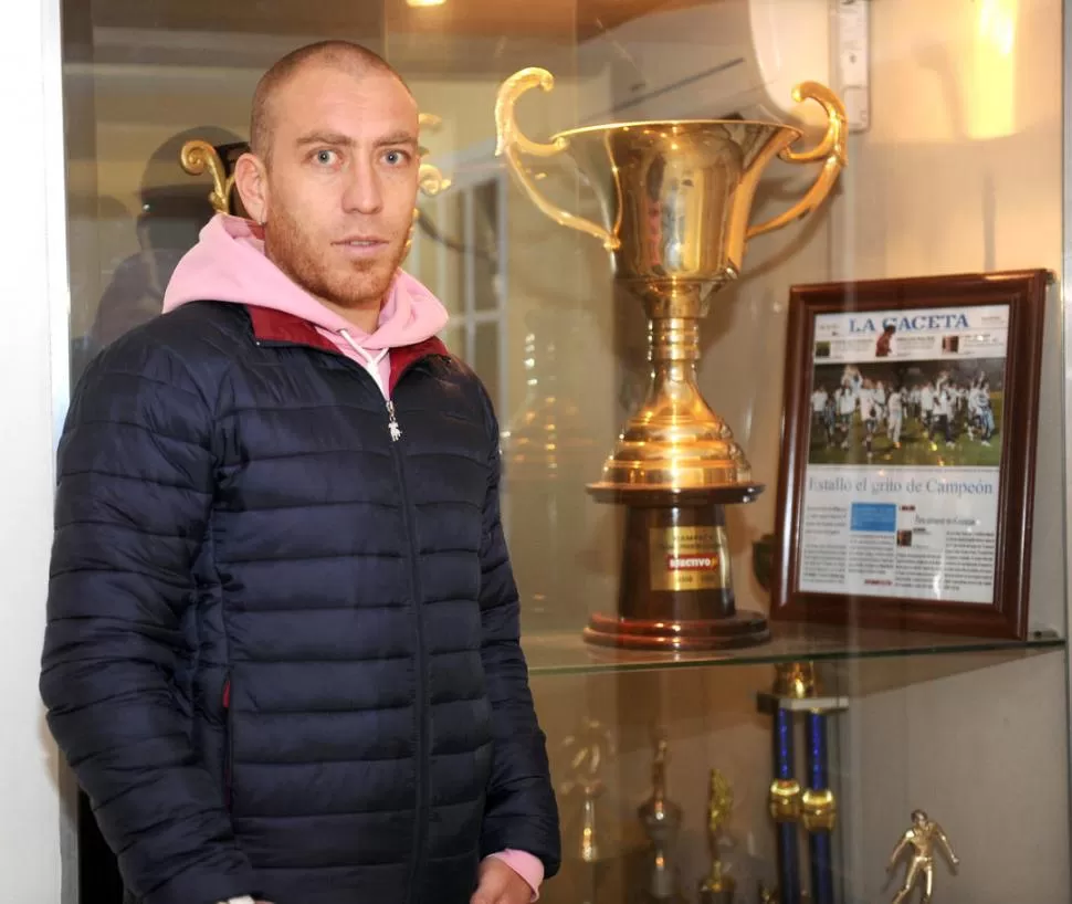 QUIERE REPETIR. Garnier posa con la copa y una página de LA GACETA que rememoran el ascenso a Primera en 2009. 