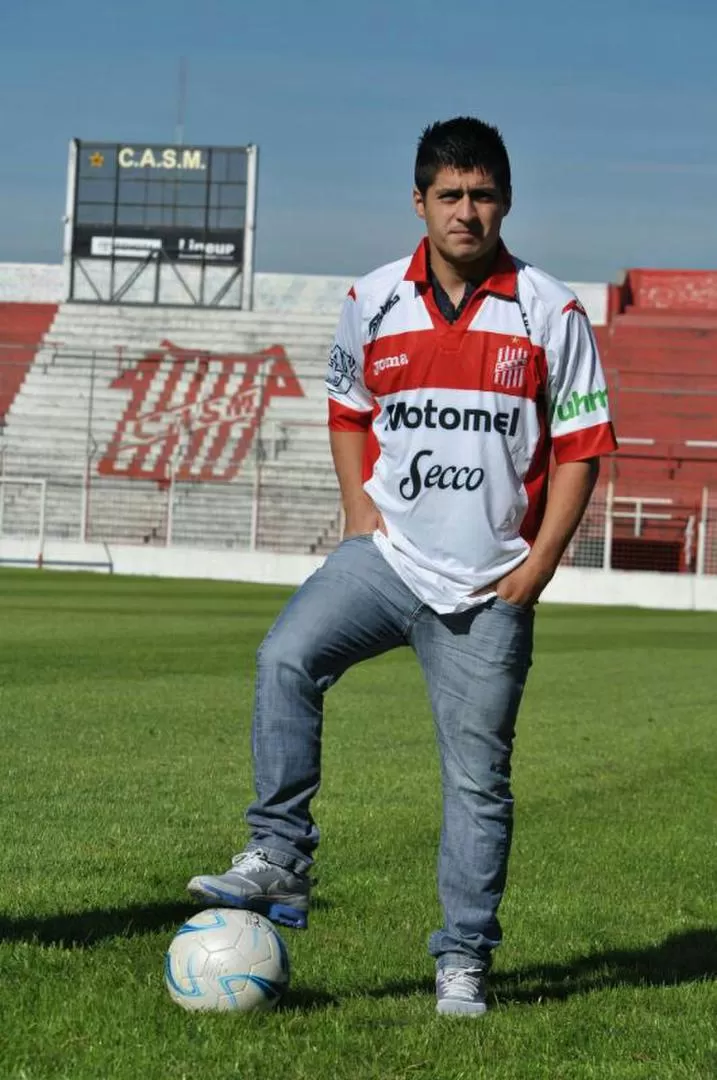 VOLANTE. Galvaliz es un jugador con variedad futbolística en la mitad de la cancha. A la derecha, Gerardo Pérez es un lateral con mucha proyección por el lateral derecho. Dos refuerzos que conoce Bernasconi.  