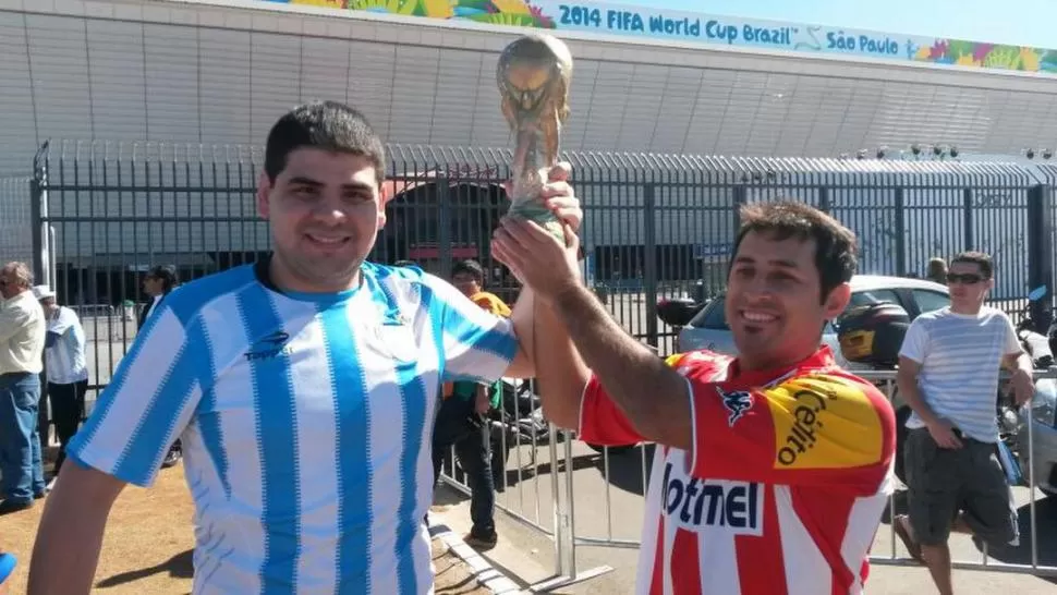 JUNTOS A LA DISTANCIA. Matías y Alejandro viajaron a Brasil en un momento difícil: el padre de Matías falleció el 9 de mayo y el viaje estuvo a punto de cancelarse; ayer levantaron la Copa en homenaje a él.  