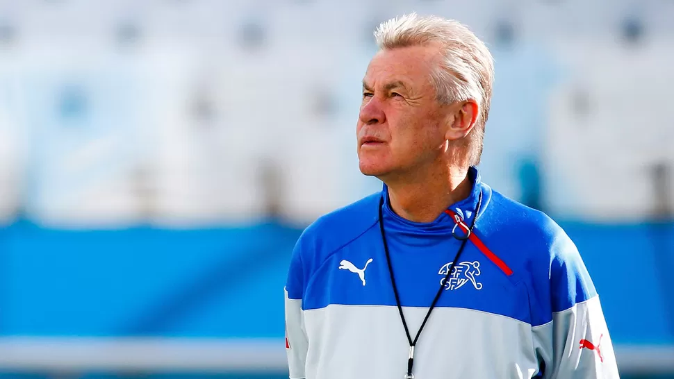 DECISIÓN. Hitzfeld se quedó en Brasil junto al plantel. REUTERS