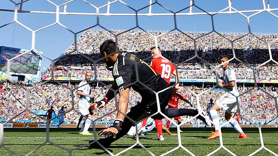 REFLEJOS. Romero reaccionó en una milésima de segundos para tapar el remate. REUTERS