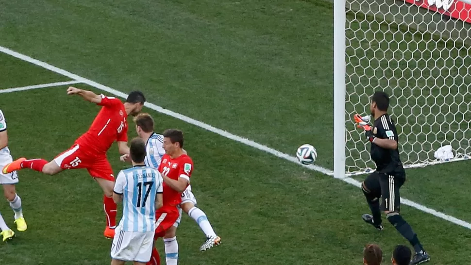 PALO BONITO. El arquero Romero no pudo parar el cabezazo, que hubiera sido el empate de Suiza. REUTERS