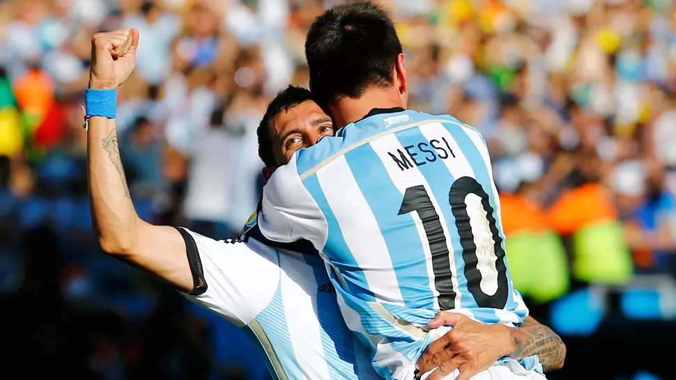 CELEBRACIÓN. Di María se abraza con Messi, que hizo una apilada brillante. REUTERS