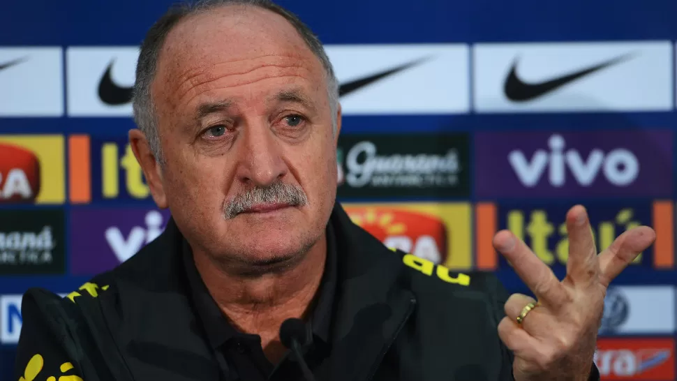 PREOCUPADO. Scolari y su director técnico, Carlos Alberto Parreira, se reunieron el lunes en secreto con seis periodistas de medios brasileños, con los que compartieron quejas y temores sobre un supuesto interés de la FIFA en hacer fracasar el proyecto hexacampeonato.
