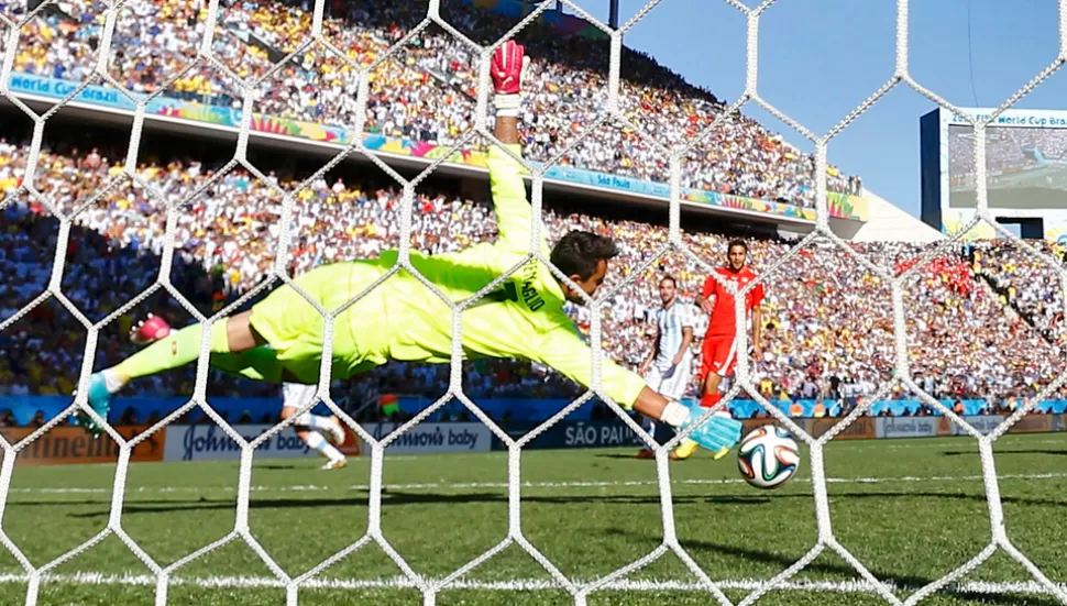 GRANDE, FIDEO. El arquero no llegó a la pelota debido a la exacta definición de Di María. FOTOS DE REUTERS