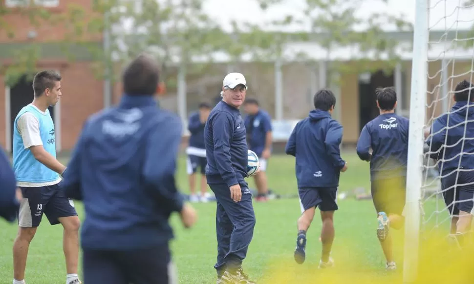 MANOS A LA OBRA. Rivoira llegará hoy a la provincia y mañana dará inicio de la pretemporada en el complejo con el plantel de jugadores que tenga a disposición. 