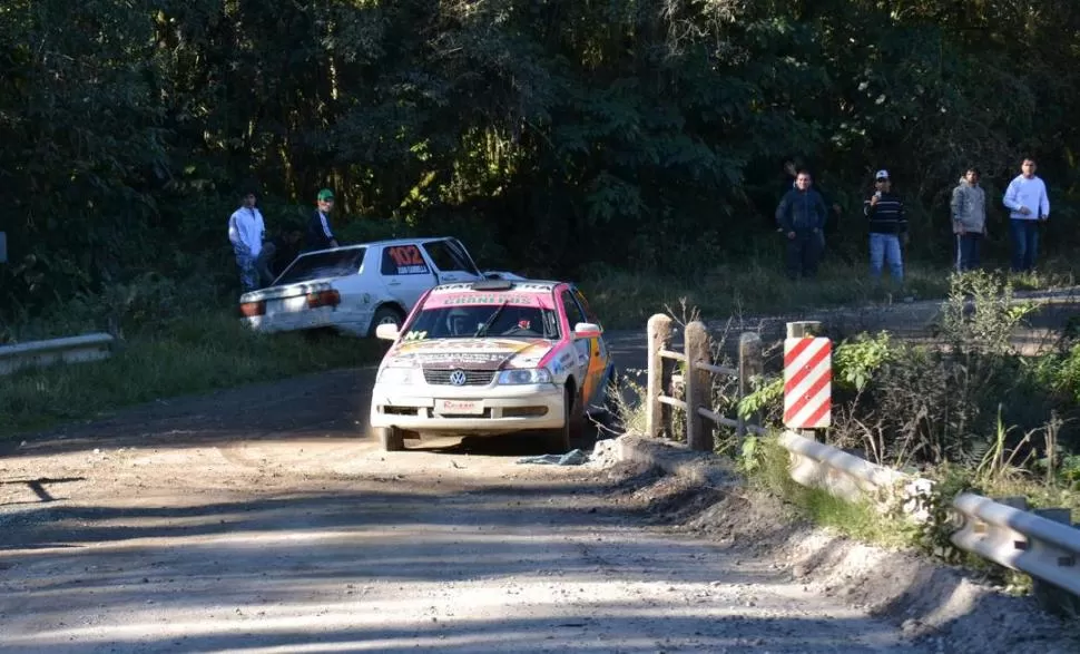 CHOQUE. Fabián Scalora fue el primero que pasó tras el accidente que dejó al VW Senda -al fondo- a la vera del especial.  