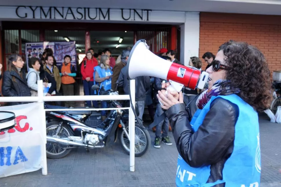 PIQUETE. Durante la toma del Gymnasium, docentes cortaron la calle. la gaceta / foto de inés quinteros orio