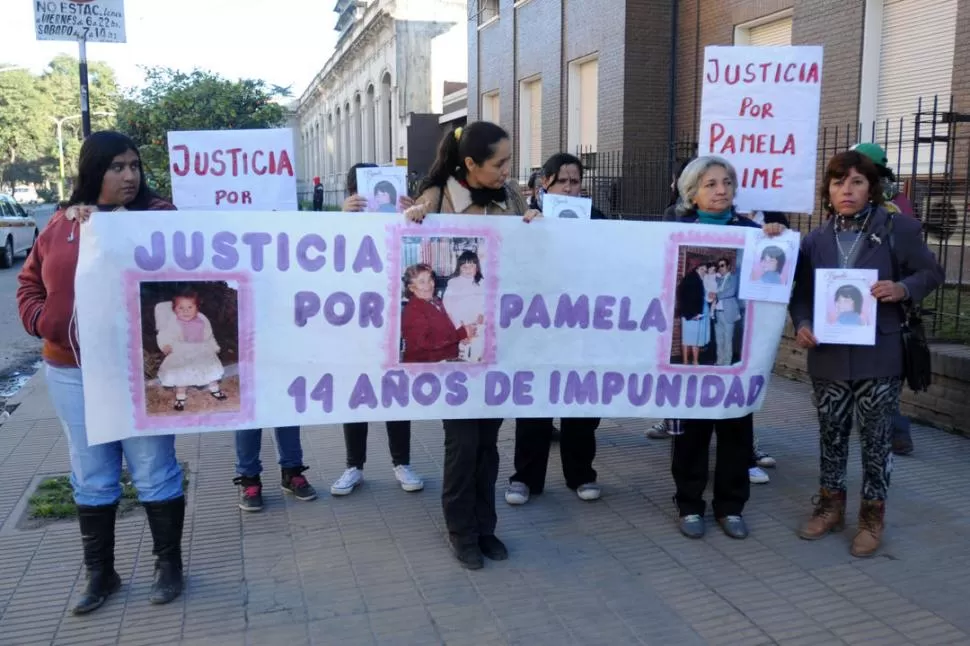 EN TRIBUNALES. Vecinos de Garmendia acompañaron a Mercedes Saldaño. la gaceta / foto de inés quinteros orio