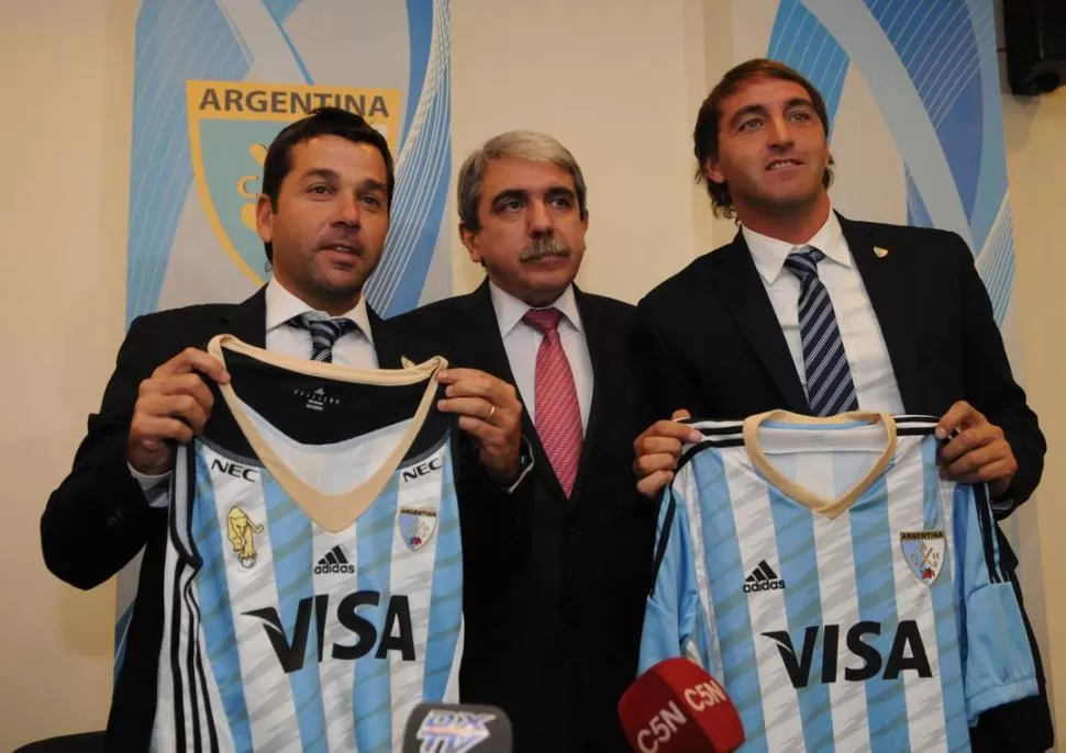 CON LA CELESTE Y BLANCA. Capurro, Fernández y Retegui, en el anuncio. 