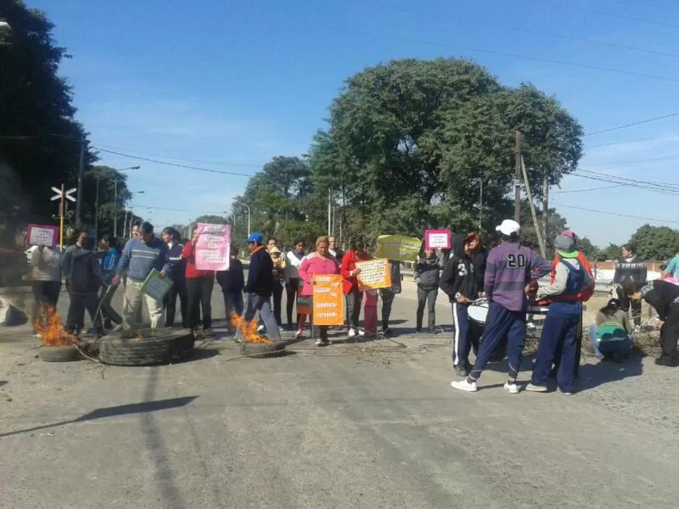 PROTESTA. Cansados de los robos, los padres de alumnos cortaron el tránsito. foto gentileza