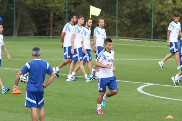 Agüero mostró una mejoría y ya hizo fútbol en la práctica