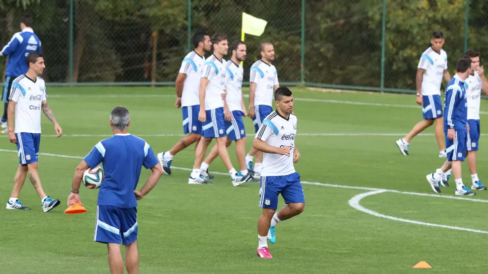 VUELTA AL TRABAJO. El Kun Agüero, de 26 años, luego de un breve trabajo con el kinesiólogo Rubén Araguas participó alrededor de 15 minutos en la práctica de fútbol como un comodín para los dos equipos, que contaron con diez jugadores por lado. DYN
