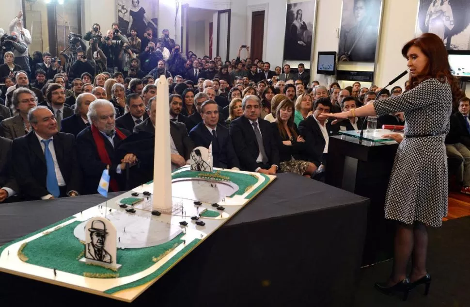 MAQUETA. Las imágenes de Perón e Yrigoyen rodearán el Obelisco, según el proyecto que presentó Cristina, durante el homenaje al fundador del Peronismo. telam