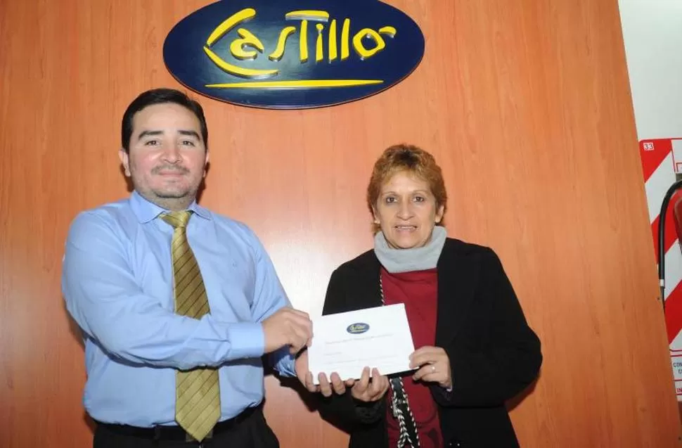 CON EL PREMIO EN LA MANO. Luisa Olmos   recibe la orden    de compra. la gaceta / foto de hector peralta