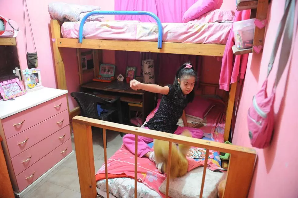 EL MUNDO DE ARACELI. No tiene estimulación profesional; su único consuelo es jugar con sus peluches. la gaceta / fotos de hector peralta