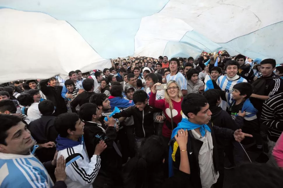 PURA PASIÓN EN LA PLAZA INDEPENDENCIA. Miles de tucumanos se congregaron en 25 de Mayo primera cuadra para celebrar el gran triunfo de la Selección. 