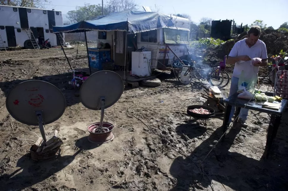 UN GRAN COCINERO. Marcelo Schnell, uno de los choferes del Rodas, prepara pollo al disco para sus compañeros. 