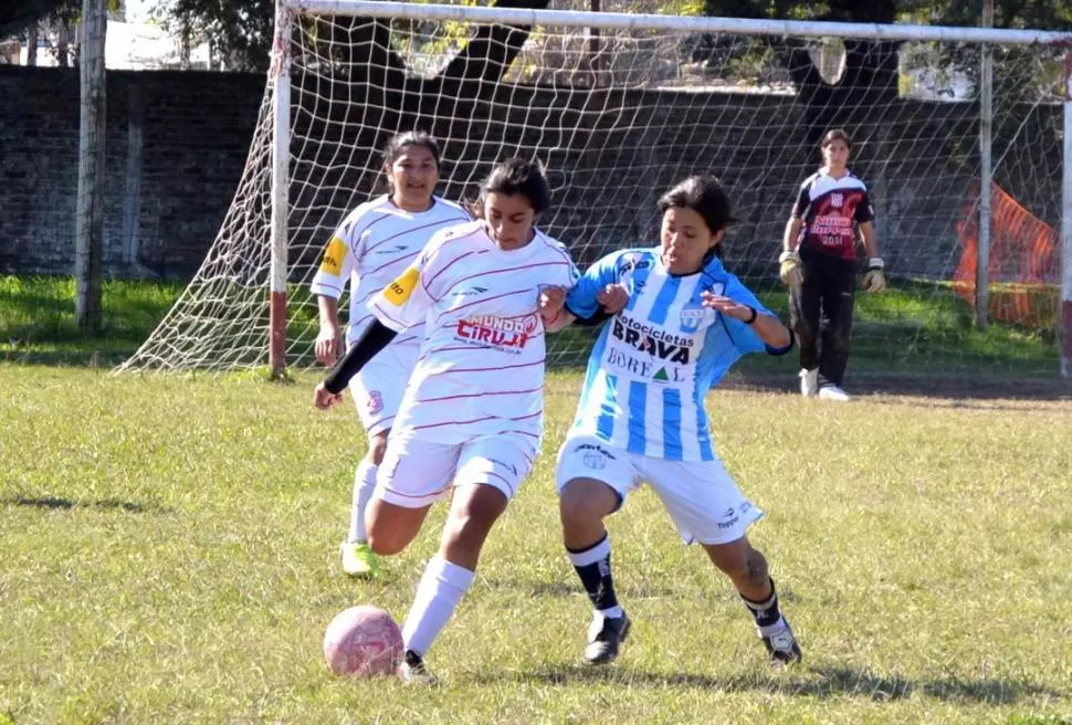 ÉXITO. Las chicas de Atlético ganaron el clásico y son líderes del torneo. 