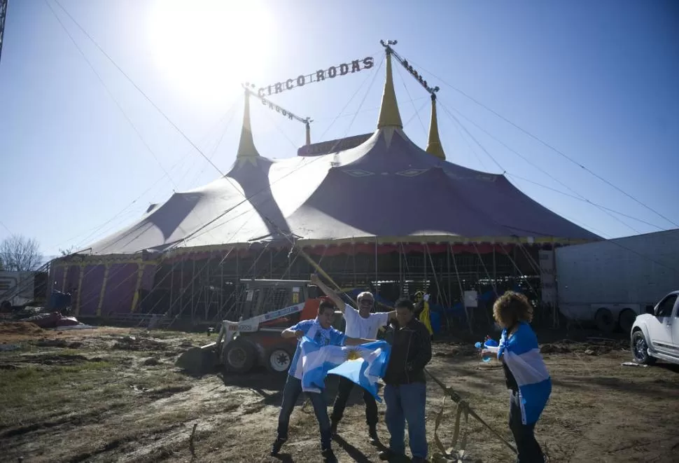 TEÑIDO DE CELESTE Y BLANCO. En los alrededores de la carpa, el mago, un malabarista y una bailarina festejan el triunfo de la Argentina ni bien terminó el dramático encuentro.  