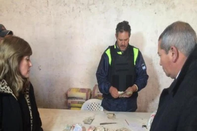 Buscaban pistas de un homicidio y hallaron $ 400.000, en Villa 9 de Julio