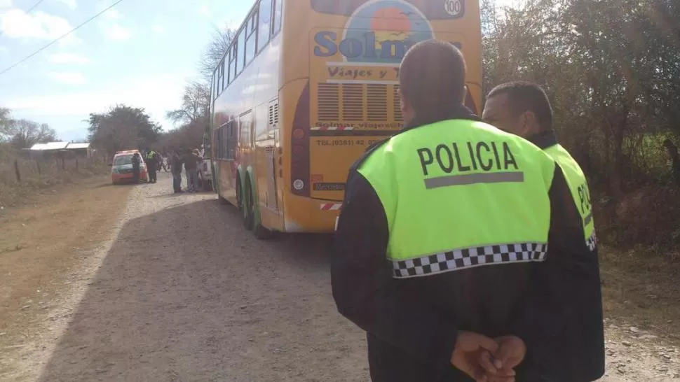 CALLE PERÚ. El colectivo fue interceptado en un camino vecinal de Trancas. Fotos Gentileza Luis Mansilla