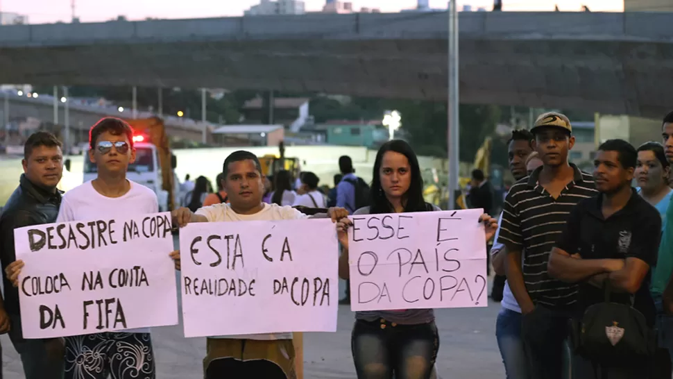 BRONCA. Con carteles, vecinos de Belo Horizonte se quejaron por el derrumbe de la autopista. DyN