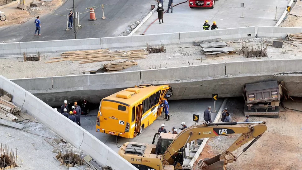 ACCIDENTE. La autopista que se derrumbó tenía unos 40 metros de largo. DyN