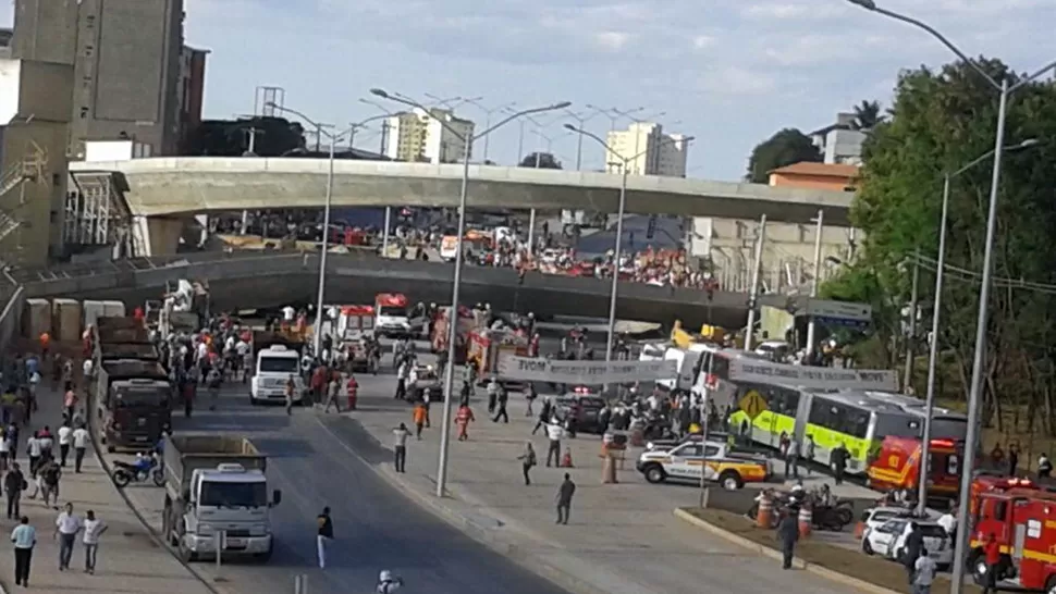 CAMINO HABITUAL. Edul contó que solían pasar por debajo de esa autopista varias veces al día. FOTO TOMADA DE TWITTER.COM/ESTEBANEDUL