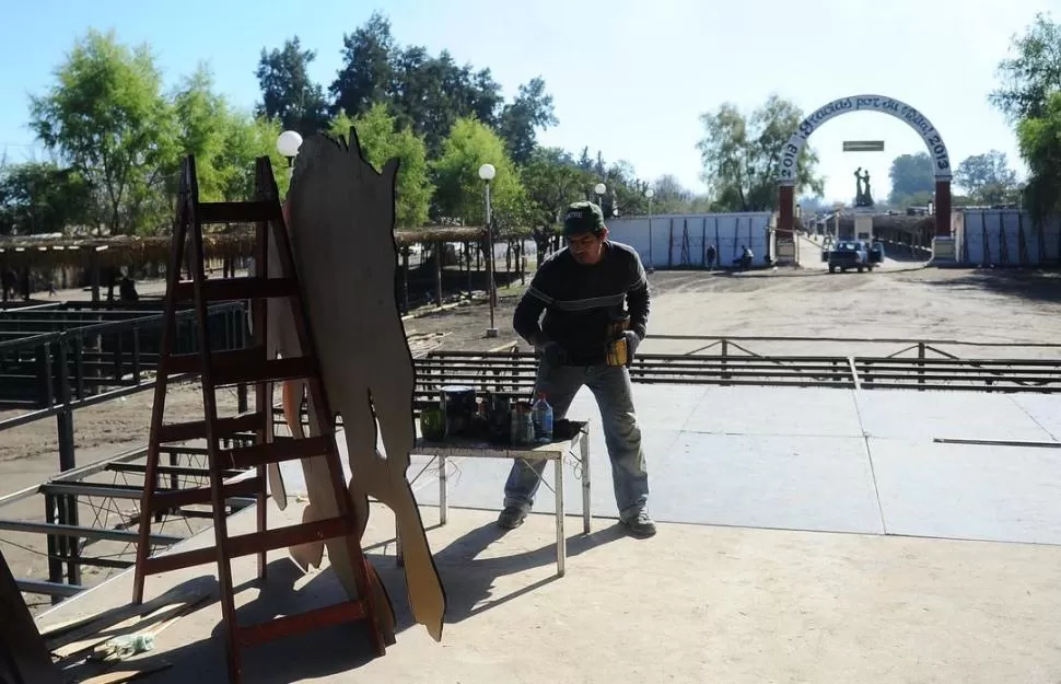 RETRASO. Los operarios municipales comenzaron a poner en condiciones el predio de la feria recién ayer. la gaceta / foto de osvaldo ripoll 