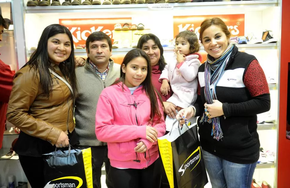 RECIBIENDO EL PREMIO. Marcela, su marido y tres de sus hijas (falta Dana).  la gaceta / foto de héctor peralta 