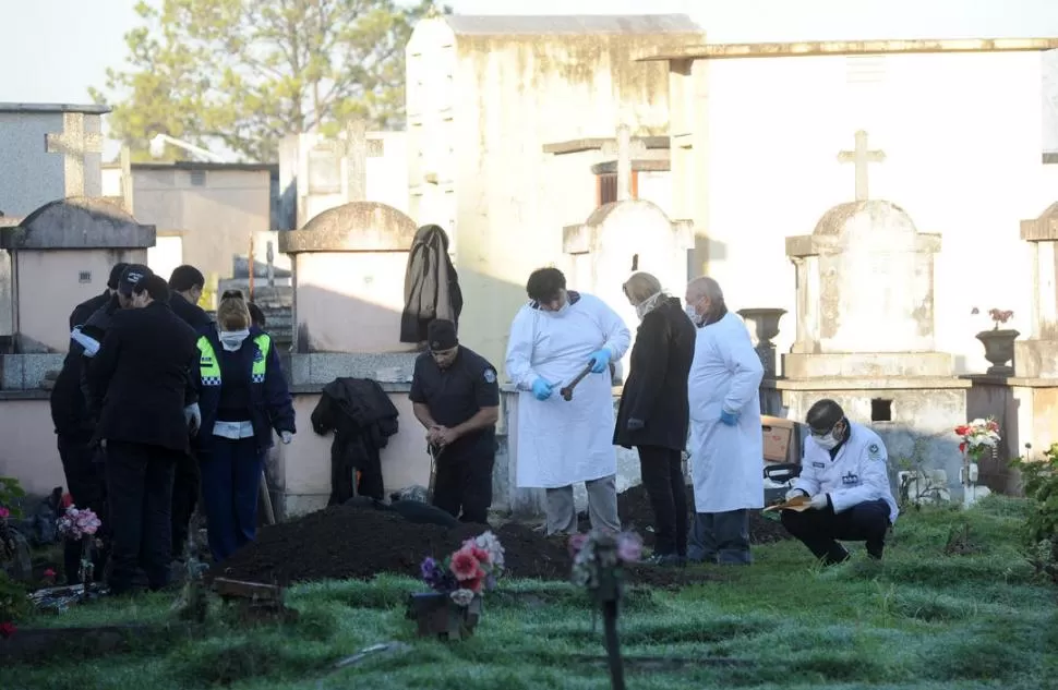 EXCAVACIONES. Mientras policías de Bomberos excavaban en las fosas, un equipo de la Policía Científica recibía, limpiaba y clasificaba los huesos. la gaceta / foto de franco vera