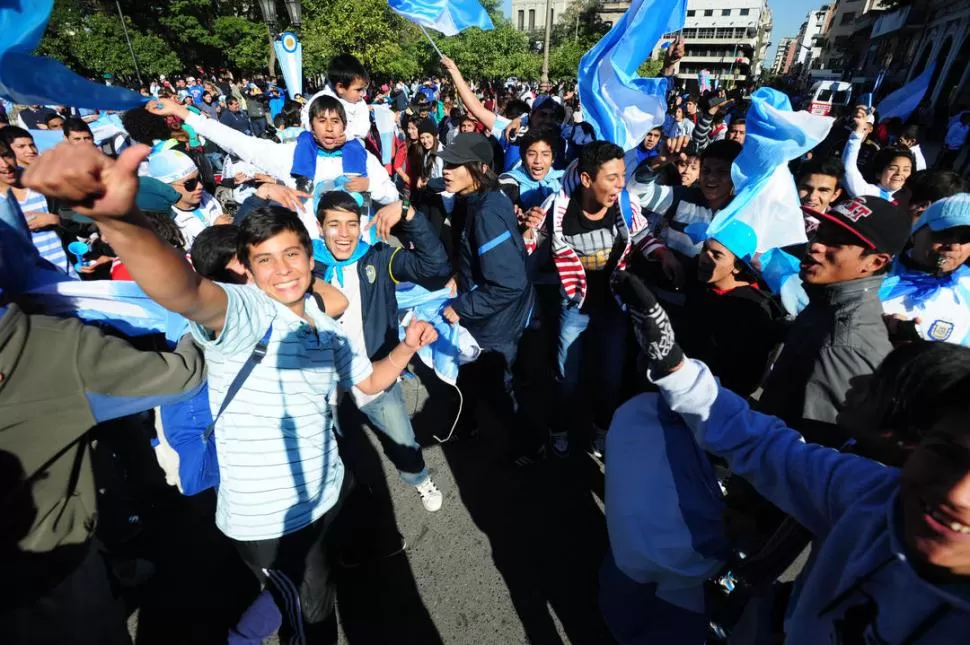 JUGADOR NÚMERO 12. Los hinchas, sean deportistas o no, estarán pendientes del partido para apoyar a la Selección con cánticos, banderas y todo lo que esté a mano.  