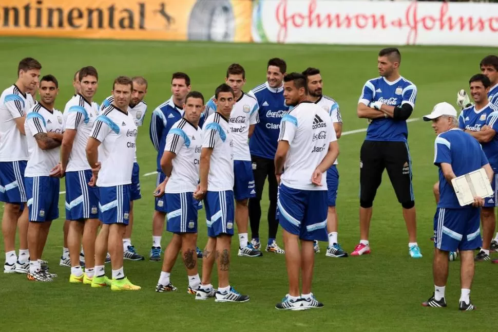 ANÁLISIS INTERNO. El plantel volvió ayer a las prácticas en Belo Horizonte, pero antes del ensayo liviano que realizaron, el DT Alejandro Sabella dialogó un rato largo con los jugadores en el centro de la cancha. 