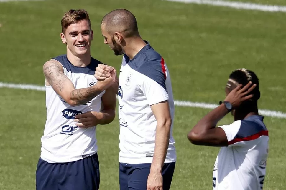 BUENA ONDA. Benzema saluda a Griezmann, que en Francia reemplazó a Ribery. 