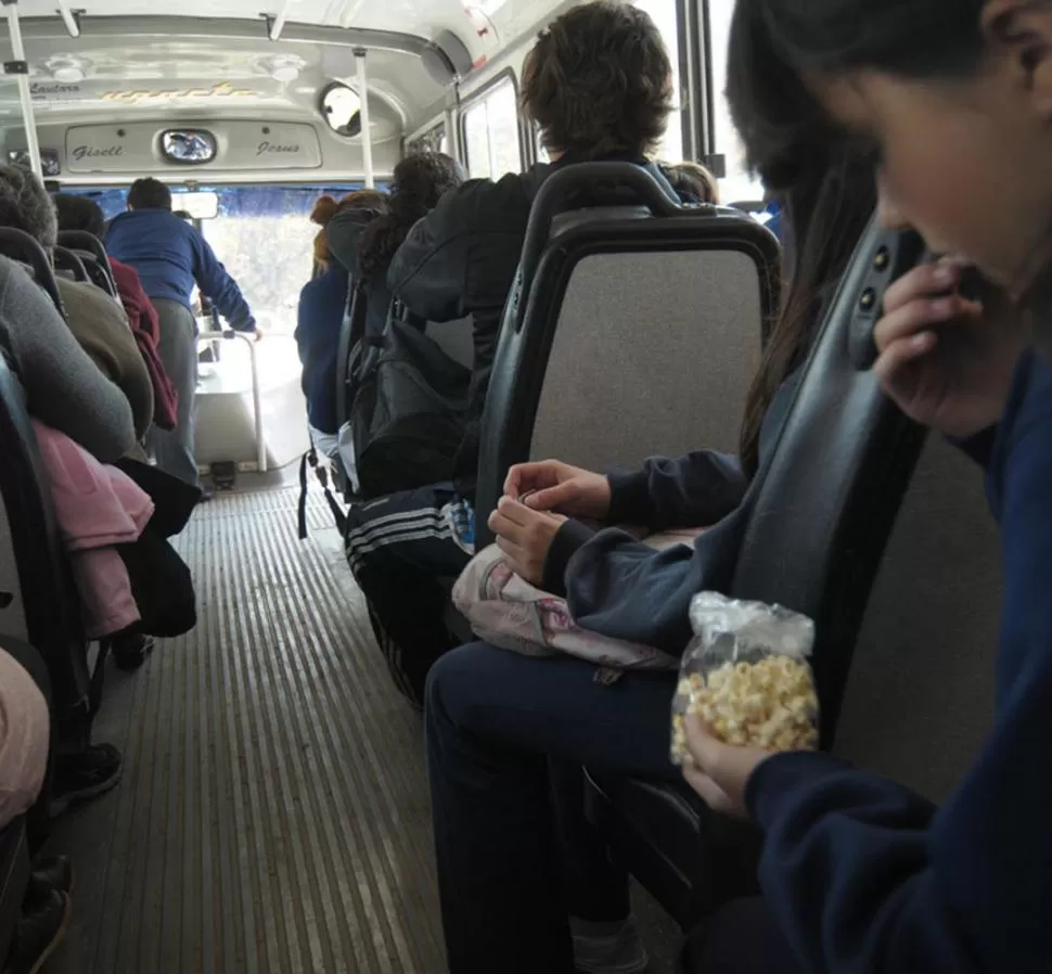 NUEVA MODALIDAD. En algunas semanas más, los pasajeros de los interurbanos deberán empezar a usar la tarjeta magnética para abonar los viajes. la gaceta / foto de inés quinteros orio (archivo)