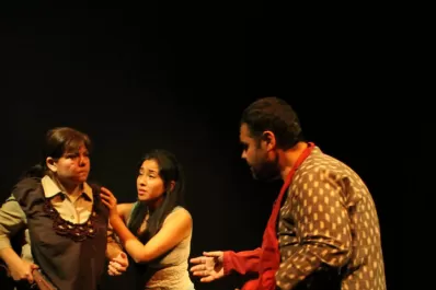 Un grotesco sobre los saqueos de diciembre llega al teatro