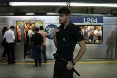 El policía más sexy del mundo vuelve locas a las mujeres durante el Mundial 2014