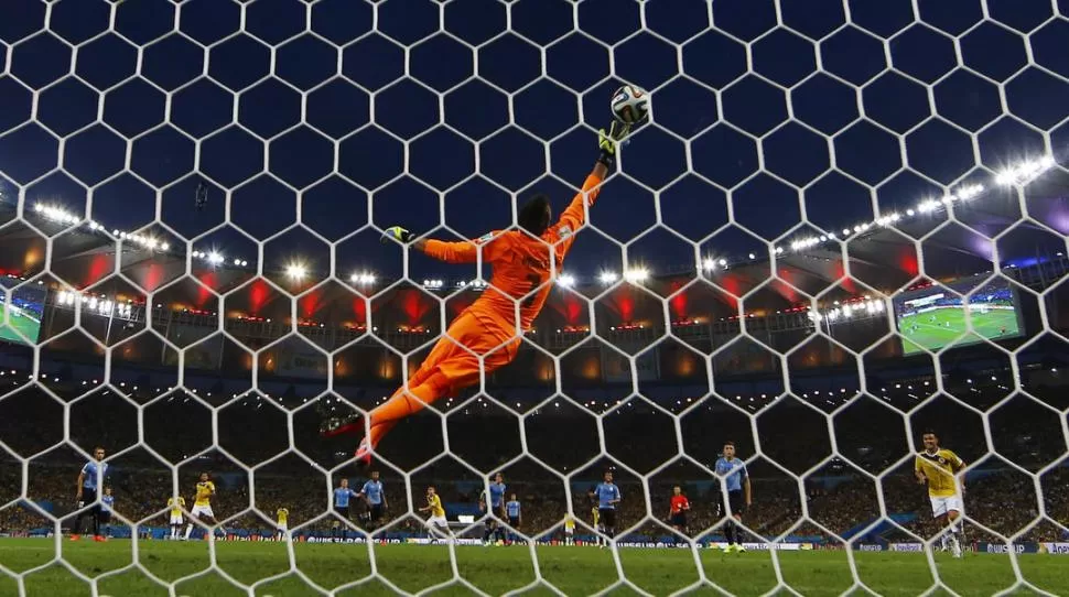 EL MEJOR DE TODOS. El golazo que le convirtió el colombiano James Rodríguez a Uruguay en uno de los duelos de octavos, es considerado como una de las joyas del Mundial de Brasil. 