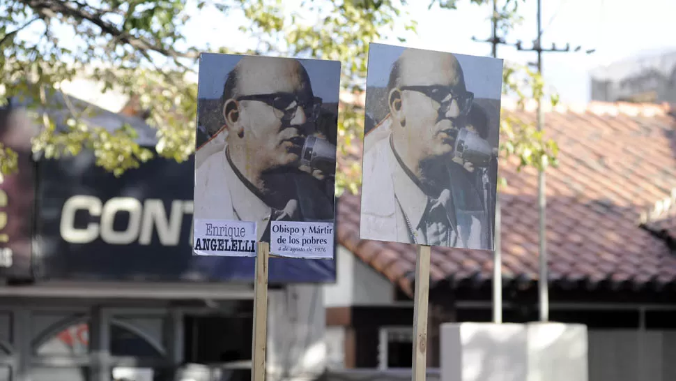 VIGILIA. En la puerta del Tribunal Federal de La Rioja, esperan la sentencia. TELAM