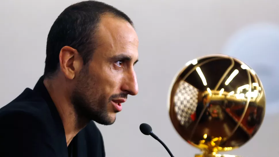 EN CASA. Manu llegó acompañado con el cuarto trofeo de la NBA que ganó junto a San Antonio Spurs. REUTERS