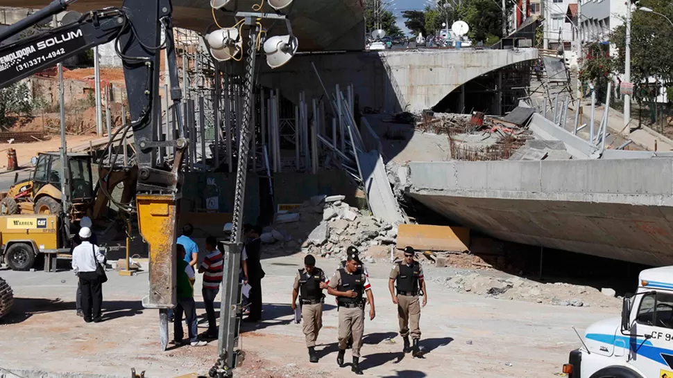 FATALIDAD. La autopista que se derrumbó formaba parte de las obras previstas para el Mundial. REUTERS