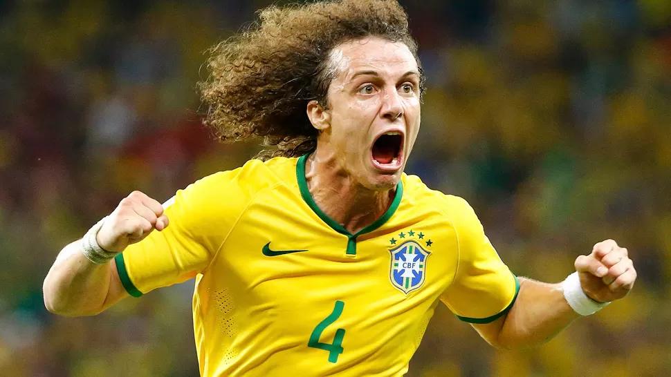 DESAHOGO. David Luiz celebra a lo grande su golazo de tiro libre. REUTERS