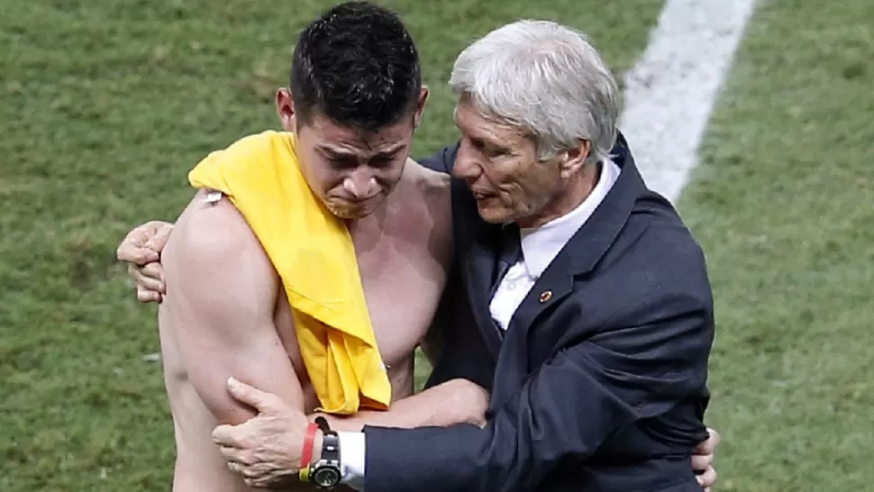 DESPEDIDA. Es muy triste porque se nos fue una ilusión, dijo llorando el veterano entrenador argentino tras el partido en el estadio Castelao de Fortaleza, que marcó la eliminación de Colombia del Mundial. EN la foto, consolando a James Rodríguez. REUTERS