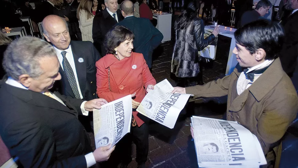 Pedro Omodeo, presidente de la FET (izquierda), recibe el suplemento que LA GACETA publicó en 1966 para emular el 10 de julio de 1816. 