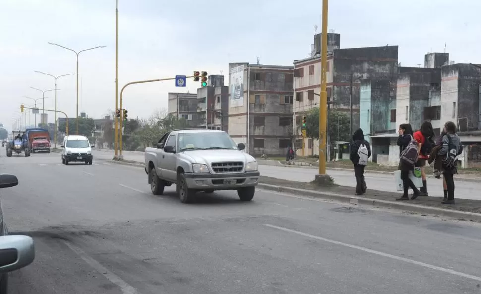 CRUCE PELIGROSO. El semáforo fue arreglado luego del accidente del miércoles, pero no hay carteles ni reductores de velocidad frente a la escuela. la gaceta / foto de antonio ferroni