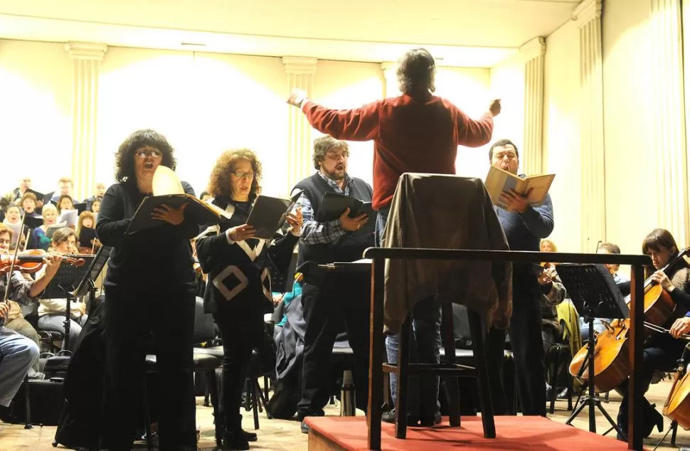 ENSAYO GENERAL. El maestro Sbrocco da las últimas indicaciones a los cuatro solistas; detrás, una multitud de músicos de la Sinfónica y del Coro Estable de la Provincia. la gaceta / foto de hector peralta 